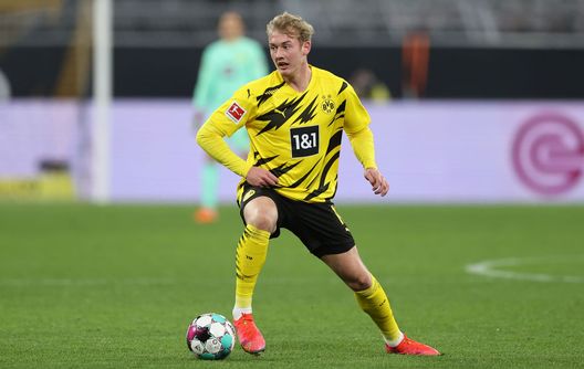  DORTMUND, GERMANY - MARCH 13: Julian Brandt of Dortmund runs with the ball during the Bundesliga match between Borussia Dortmund and Hertha BSC at Signal Iduna Park on March 13, 2021 in Dortmund, Germany. (Photo by Lars Baron/Getty Images) 