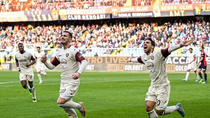 GENOA, ITALY - FEBRUARY 13: Federico Bonazzoli of Salernitana (C) celebrates with his team-mate Simone Verdi after scoring a goal during the Serie A match between Genoa CFC and US Salernitana at Stadio Luigi Ferraris on February 13, 2022 in Genoa, Italy. (Photo by Getty Images) Salernitana, le prove di formazione: dalla difesa a Bonazzoli, dubbio sulla fascia - immagine 1
