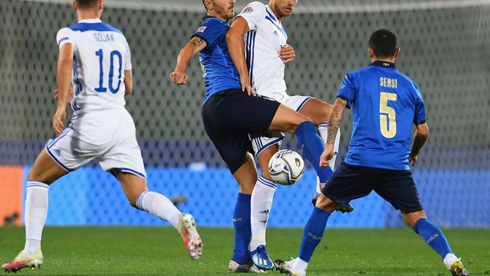FLORENCE, ITALY - SEPTEMBER 04: Leonardo Bonucci of Italy competes for the ball with Edin Dzeko of Bosnia and Herzegovina during the UEFA Nations League group stage match between Italy and Bosnia and Herzegovina at Artemio Franchi on September 4, 2020 in Florence, Italy. (Photo by Claudio Villa/Getty Images) FLORENCE, ITALY - SEPTEMBER 04: Leonardo Bonucci of Italy competes for the ball with Edin Dzeko of Bosnia and Herzegovina during the UEFA Nations League group stage match between Italy and Bosnia and Herzegovina at Artemio Franchi on September 4, 2020 in Florence, Italy. (Photo by Claudio Villa/Getty Images)