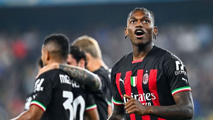 GENOA, ITALY - SEPTEMBER 10Rafael Leao of Milan celebrates after the first goal of his team scored by Junior Mesias (not in frame) during the Serie A match between UC Sampdoria and AC MIlan at Stadio Luigi Ferraris on September 10, 2022 in Genoa, Italy. (Photo by Simone Arveda/Getty Images) “Sono primo a punteggio pieno con questa rosa: nove vittorie in nove partite” - immagine 1