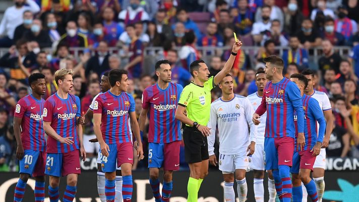 BARCELONA, SPAIN - OCTOBER 24: Gerard Pique of FC Barcelona is shown a yellow card from Referee Jose Maria Sanchez Martinez during the LaLiga Santander match between FC Barcelona and Real Madrid CF at Camp Nou on October 24, 2021 in Barcelona, Spain. (Photo by David Ramos/Getty Images) Piqué: “Sono ottimista, possiamo vincere il Clasico e arrivare in finale” - immagine 1