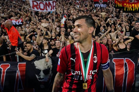 REGGIO NELL'EMILIA, ITALY - MAY 22: Alessio Romagnoli of AC Milan celebrates at the end of the Serie A match between US Sassuolo and AC Milan at Mapei Stadium - Citta' del Tricolore on May 22, 2022 in Reggio nell'Emilia, Italy. (Photo by Pier Marco Tacca/AC Milan via Getty Images) Romagnoli