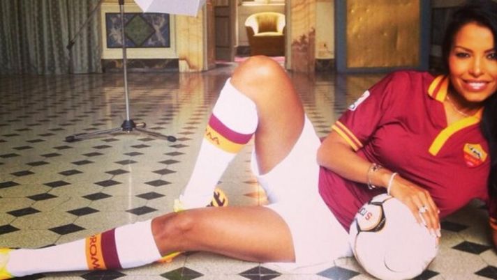 Carolina Marconi, pose sexy con il completo della Roma (FOTO) 