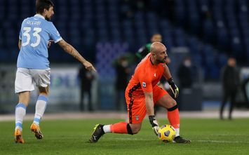  ROME, ITALY - JANUARY 24: Pepe Reina of Lazio attempts to pass the ball during the Serie A match between SS Lazio and US Sassuolo at Stadio Olimpico on January 24, 2021 in Rome, Italy. Sporting stadiums around Italy remain under strict restrictions due to the Coronavirus Pandemic as Government social distancing laws prohibit fans inside venues resulting in games being played behind closed doors. (Photo by Paolo Bruno/Getty Images)