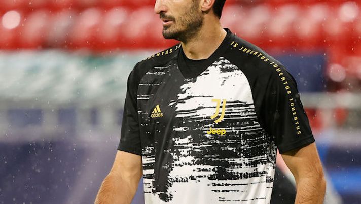 BUDAPEST, HUNGARY - NOVEMBER 04: Giorgio Chiellini of Juventus warms up ahead of the UEFA Champions League Group G stage match between Ferencvaros Budapest and Juventus at Groupama Arena on November 04, 2020 in Budapest, Hungary. A limited number of spectators will be in attendance as Covid-19 pandemic restrictions are eased in Hungary. (Photo by Laszlo Szirtesi/Getty Images) Juve, sospiro di sollievo per l’infortunio di Chiellini: l’esito degli esami e i tempi di recupero - immagine 1