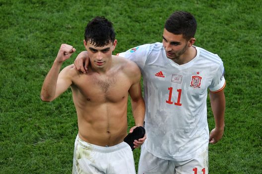 COPENHAGEN, DENMARK - JUNE 28: Pedri and Ferran Torres of Spain celebrate their side's victory after the UEFA Euro 2020 Championship Round of 16 match between Croatia and Spain at Parken Stadium on June 28, 2021 in Copenhagen, Denmark. (Photo by Wolfgang Rattay - Pool/Getty Images) Koeman: “Al Barcellona ho accettato di tutto, come lasciare andate Griezmann all’Atletico”- immagine 2