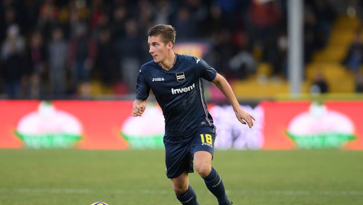 BENEVENTO, ITALY - JANUARY 06: Dennis Praet of UC Sampdoria in action during the serie A match between Benevento Calcio and UC Sampdoria at Stadio Ciro Vigorito on January 6, 2018 in Benevento, Italy. (Photo by Francesco Pecoraro/Getty Images) Sampdoria, definita la cessione di Praet: oggi le visite in Inghilterra - immagine 1