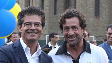 Germogli ph: 18 Settembre 2011 Firenze Campo sportivo Sales Torneo Gianca Cup premiazioni
Presidente Sales e Massimo Orlando Germogli ph: 18 Settembre 2011 Firenze Campo sportivo Sales Torneo Gianca Cup premiazioni
Presidente Sales e Massimo Orlando