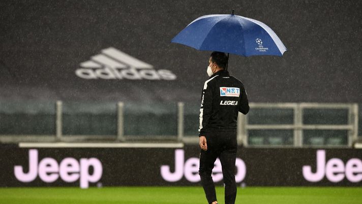 TURIN, ITALY - OCTOBER 04: the referee on the field before the Serie A match between Juventus and SSC Napoli at Allianz Stadium on October 04, 2020 in Turin, Italy. (Photo by Juventus FC/Juventus FC via Getty Images) 