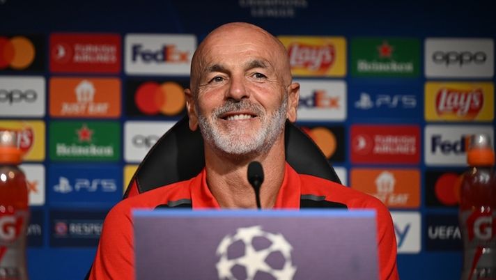 CAIRATE, ITALY - SEPTEMBER 18: Head coach AC Milan Stefano Pioli speaks with the media during press conference at Milanello on September 18, 2023 in Cairate, Italy. (Photo by Claudio Villa/AC Milan via Getty Images) Pioli: “Okafor e Loftus-Cheek, cosa filtra per Napoli! Kalulu, Pobega e critiche a Leao…” - immagine 1