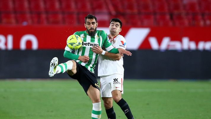 SEVILLE, SPAIN - MARCH 14: Marcos Acuna of Sevilla battle for possession Borja Iglesias of Real Betis during the La Liga Santander match between Sevilla FC and Real Betis at Estadio Ramon Sanchez Pizjuan on March 14, 2021 in Seville, Spain. Sporting stadiums around Spain remain under strict restrictions due to the Coronavirus Pandemic as Government social distancing laws prohibit fans inside venues resulting in games being played behind closed doors. (Photo by Fran Santiago/Getty Images) Siviglia, un derby in finale di Europa League? Il Betis ci spera… - immagine 1