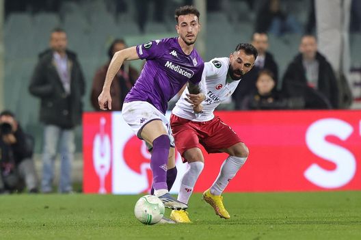 FLORENCE, ITALY - MARCH 09: Gaetano Castrovilli of ACF Fiorentina in action against Murat Paluli of Sivasspor Kulübü during the UEFA Europa Conference League round of 16 leg one match between ACF Fiorentina and Sivasspor at Stadio Artemio Franchi on March 9, 2023 in Florence, Italy. (Photo by Gabriele Maltinti/Getty Images) Fiorentina settebellezze ma tanto sprecona: Barak stende il Sivasspor- immagine 2