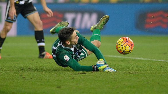 Alex Meret effettua una parata con la casacca dell'Udinese Alex Meret effettua una parata con la casacca dell'Udinese
