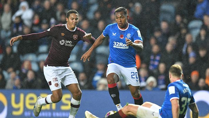 GLASGOW, SCOTLAND - NOVEMBER 09: Alfredo Morelos of Rangers takes on Toby Sibbick of Hearts during the Cinch Scottish Premiership match between Rangers FC and Heart of Midlothian at on November 09, 2022 in Glasgow, Scotland. (Photo by Mark Runnacles/Getty Images) Hearts, “rifiutata offerta a sei cifre” per l’eroe del derby di Edimburgo - immagine 1