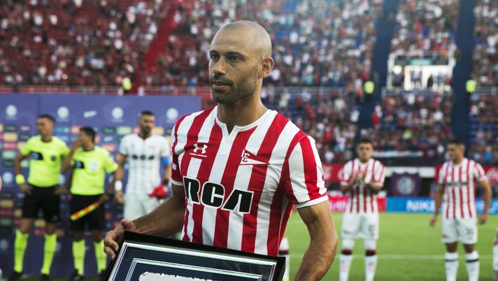 BUENOS AIRES, ARGENTINA - JANUARY 25: Javier Mascherano of Estudiantes poses with a plaque given to him by San Lorenzo soccer club to honor his career before a match between San Lorenzo and Estudiantes as part of Superliga 2019/20 at Pedro Bidegain Stadium on January 25, 2020 in Buenos Aires, Argentina. (Photo by Marcos Brindicci/Getty Images) La…fortuna di Mascherano: “Al Barça grazie a Messi. Guardiola non mi avrebbe mai acquistato” - immagine 1