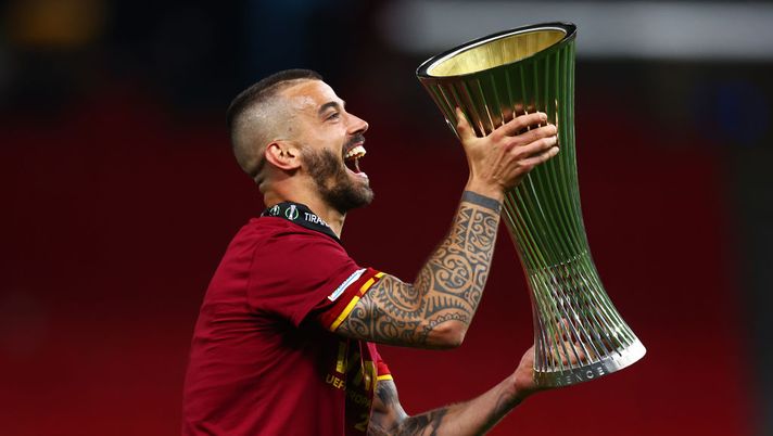 TIRANA, ALBANIA - MAY 25: Leonardo Spinazzola of AS Roma celebrates with the UEFA Europa Conference League Trophy after their sides victory in the UEFA Conference League final match between AS Roma and Feyenoord at Arena Kombetare on May 25, 2022 in Tirana, Albania. (Photo by Alex Pantling/Getty Images) Spinazzola: “Vittoria importantissima. La dedico ai tifosi che mi sono stati vicini” - immagine 1