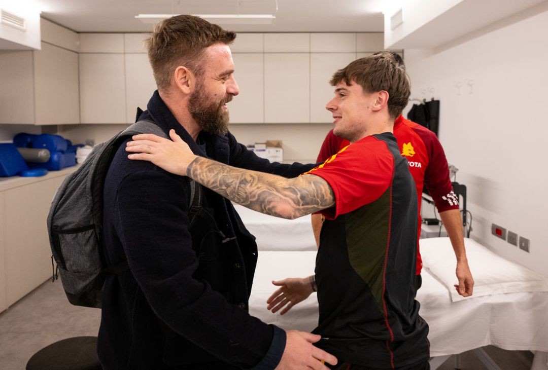 De Rossi riabbraccia la Roma. L’accoglienza a Trigoria – FOTO GALLERY - immagine 15
