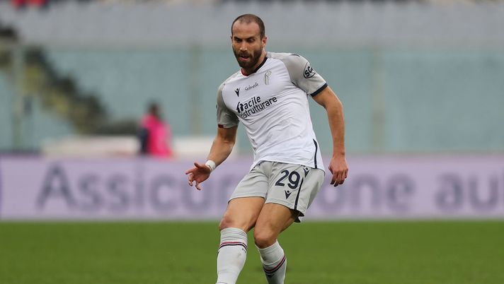 FLORENCE, ITALY - JANUARY 03: Lorenzo De Silvestri of Bologna FC in action during the Serie A match between ACF Fiorentina and Bologna FC at Stadio Artemio Franchi on January 3, 2021 in Florence, Italy. (Photo by Gabriele Maltinti/Getty Images) FLORENCE, ITALY - JANUARY 03: Lorenzo De Silvestri of Bologna FC in action during the Serie A match between ACF Fiorentina and Bologna FC at Stadio Artemio Franchi on January 3, 2021 in Florence, Italy. (Photo by Gabriele Maltinti/Getty Images)