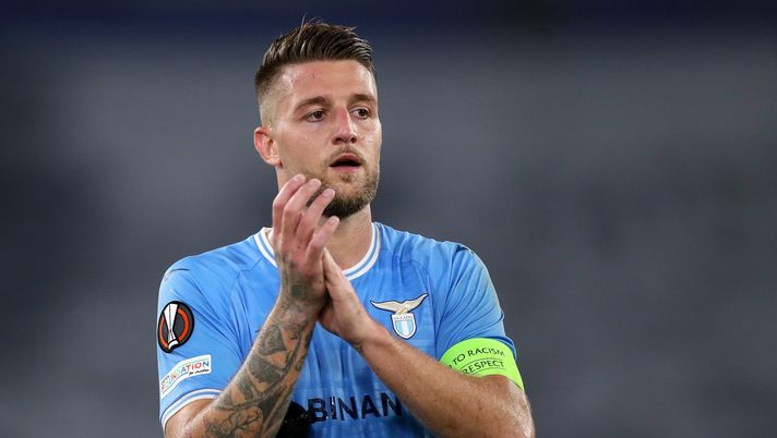 ROME, ITALY - OCTOBER 27: Sergej Milinkovic-Savic of SS Lazio acknowledges the fans following the UEFA Europa League group F match between SS Lazio and FC Midtjylland at Stadio Olimpico on October 27, 2022 in Rome, Italy. (Photo by Paolo Bruno/Getty Images) Derby di Roma, Milinkovic-Savic lo salterà e Fazio lo ha vinto da ex - immagine 1