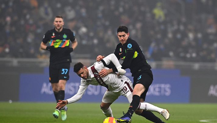 MILAN, ITALY - DECEMBER 22: Alessandro Bastoni of FC Internazionale battles for possession with Antonio Sanabria of Torino FC during the Serie A match between FC Internazionale and Torino FC at Stadio Giuseppe Meazza on December 22, 2021 in Milan, Italy. (Photo by Mattia Ozbot - Inter/Inter via Getty Images) Inter-Torino, a San Siro i precedenti non sorridono: l’ultima vittoria nel 2016 - immagine 1