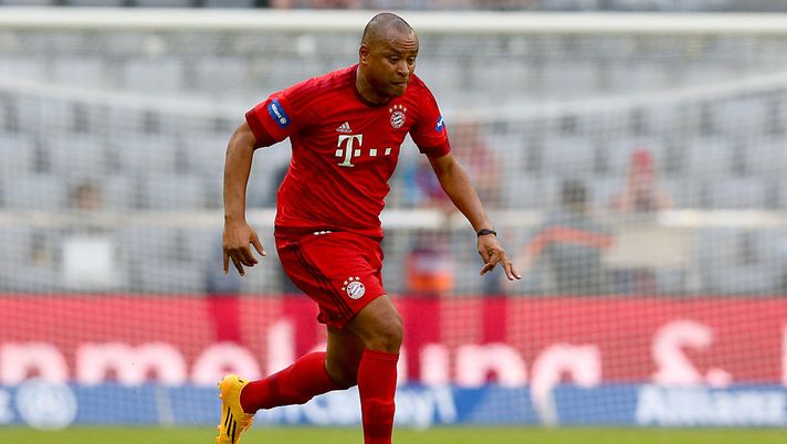 MUNICH, GERMANY - JULY 11:  Paulo Sergio of Bayern Muenchen Allstars runs with the ball during the FC Bayern Allstars against  Inter Forever friendly match after the FC Bayern Muenchen Season Opening at Allianz Arena on July 11, 2015 in Munich, Germany.  (Photo by Alexander Hassenstein/Bongarts/Getty Images) 