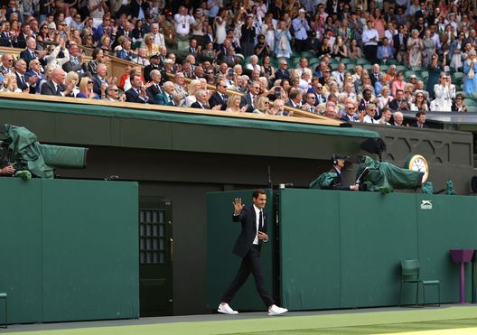 LONDON, ENGLAND - JULY 03: Roger Federer of Switzerland walks onto court during the Centre Court Centenary Celebration during day seven of The Championships Wimbledon 2022 at All England Lawn Tennis and Croquet Club on July 03, 2022 in London, England. (Photo by Ryan Pierse/Getty Images) Quando Federer e Piqué litigarono: botta e risposta fra Coppa Davis e Laver Cup - immagine 1