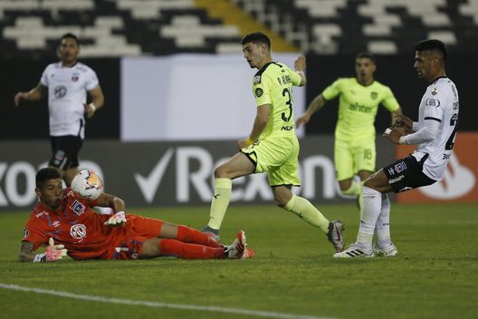 SANTIAGO, CHILE - SEPTEMBER 15: Brayan Fernandez of Colo-Colo makes a save against Agustin Alvarez Martinez of Peñarol during a group C match between Colo Colo and Peñarol as part of Copa CONMEBOL Libertadores 2020 at Estadio Monumental on September 15, 2020 in Santiago, Chile. (Photo by Marcelo Hernandez/Getty Images) SANTIAGO, CHILE - SEPTEMBER 15: Brayan Fernandez of Colo-Colo makes a save against Agustin Alvarez Martinez of Peñarol during a group C match between Colo Colo and Peñarol as part of Copa CONMEBOL Libertadores 2020 at Estadio Monumental on September 15, 2020 in Santiago, Chile. (Photo by Marcelo Hernandez/Getty Images)
