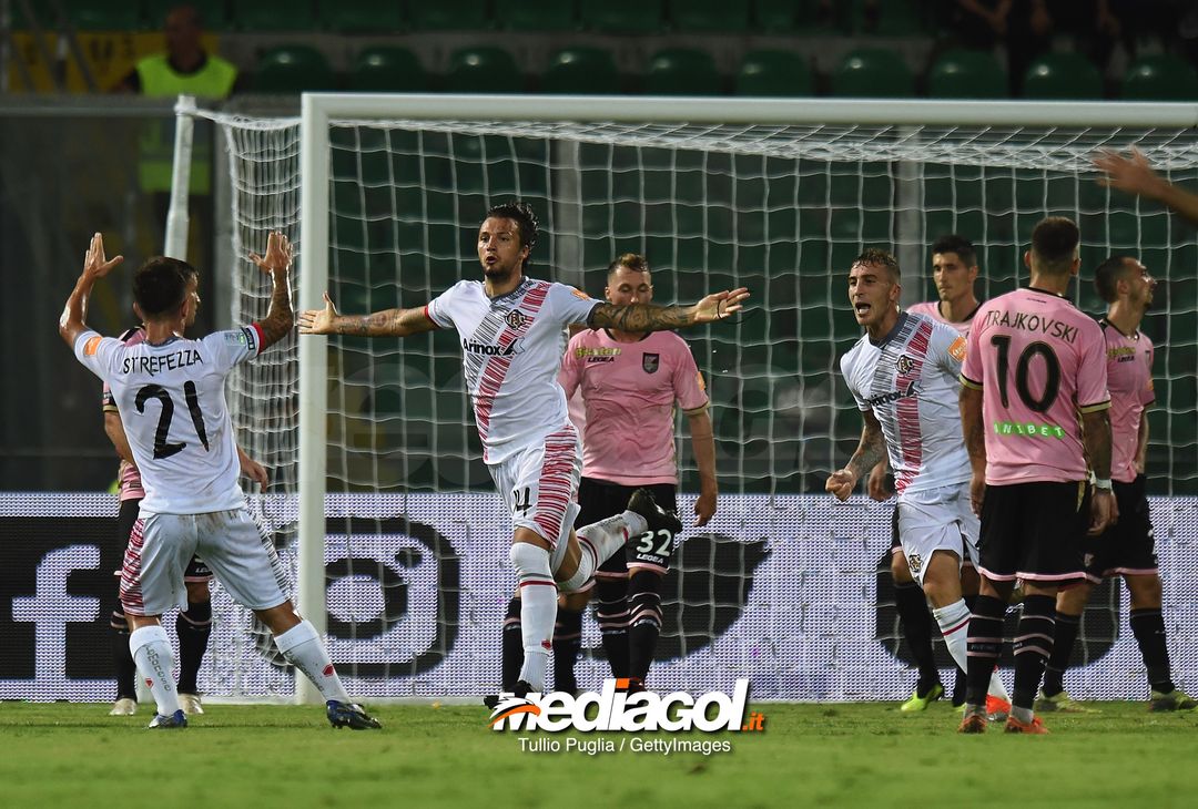  PALERMO, ITALY - AUGUST 31:  Mariano Arini, of Cremonese, celebrates after scoring his team's second goal during the Serie B match between US Citta' di Palermo and US Cremonese at Stadio Renzo Barbera on August 31, 2018 in Palermo, Italy.  (Photo by Tullio M. Puglia/Getty Images) 
