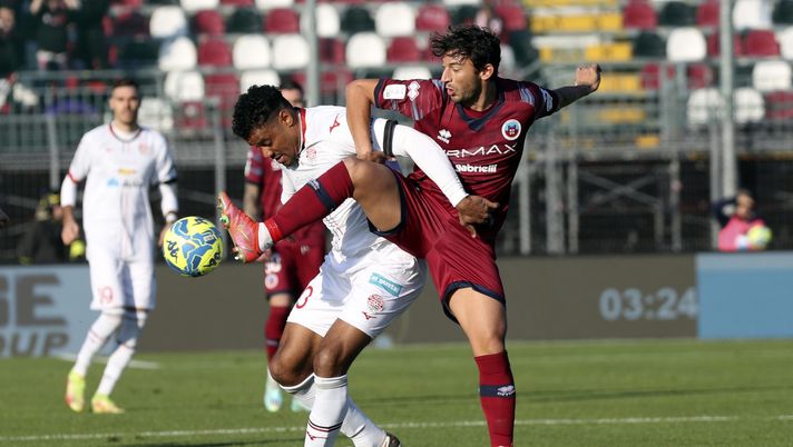 Foto Paola Garbuio/LaPresse 18 Dicembre 2022 Cittadella (pd), Italia - sport, calcio -Cittadella vs Sudtirol - Campionato di calcio Serie BKT 2022/2023 - Stadio Pier Cesare Tombolato. Nella foto:
Odogwu Raphael,Andrea Danzi (mediano cittadella)
December 18, 2022 Cittadella (pd), Italy - sport, soccer - Cittadella vs Sudtirol - Italian Football Championship League BKT 2022/2023 - Pier Cesare Tombolato stadium. In the pic:
Odogwu Raphael,Andrea Danzi (mediano cittadella) Cittadella, che disastro: Danzi espulso dopo 20′, il Südtirol passa al Tombolato - immagine 1