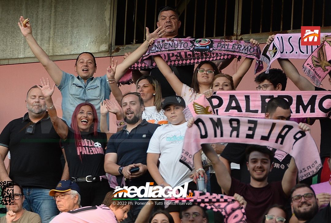 Fototifo, i tifosi allo stadio per Palermo-Feralpisaló 1-0 (gallery) - immagine 20