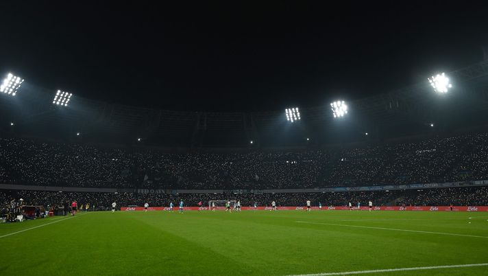 NAPLES, ITALY - JANUARY 13: SSC Napoli supporters turn up their phone torchs during the Serie A match between SSC Napoli_Juventus at Stadio Diego Armando Maradona on January 13, 2023 in Naples, Italy. (Photo by Francesco Pecoraro/Getty Images) Verso Napoli-Cremonese, procede spedita la vendita dei tagliandi: un settore sold out - immagine 1