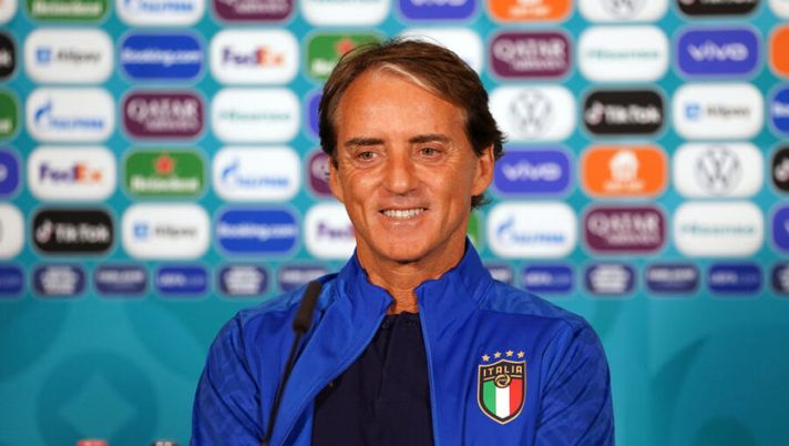 ROME, ITALY - JUNE 15: Head coach Italy Roberto Mancini speaks with the media during the Italy Press Conference ahead of the UEFA Euro 2020 Group A match between Italy and Switzerland at Olimpico Stadium on June 15, 2021 in Rome, Italy. (Photo by Claudio Villa/Getty Images) Italia, la Gazzetta: “Mancini ha il blitz Joao Pedro pronto! E valuta la candidatura Ibanez” - immagine 1