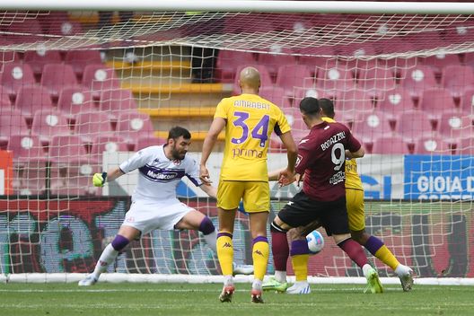 SALERNO, ITALY - APRIL 24: Federico Bonazzoli of US Salernitana scores the 2-1 goal during the Serie A match between US Salernitana and ACF Fiorentina at Stadio Arechi on April 24, 2022 in Salerno, Italy. (Photo by Francesco Pecoraro/Getty Images) SALERNO, ITALY - APRIL 24: Federico Bonazzoli of US Salernitana scores the 2-1 goal during the Serie A match between US Salernitana and ACF Fiorentina at Stadio Arechi on April 24, 2022 in Salerno, Italy. (Photo by Francesco Pecoraro/Getty Images)