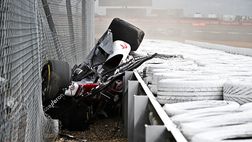 F1, paura a Silverstone: vola oltre le barriere l’Alfa Romeo di Zhou