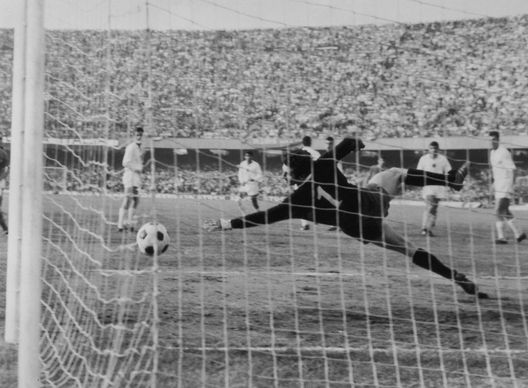 Angelo Domenghini in gol con la Nazionale contro la Bulgaria nel 1968 (Photo by Hulton Archive/Getty Images) Angelo Domenghini in gol con la Nazionale contro la Bulgaria nel 1968 (Photo by Hulton Archive/Getty Images)