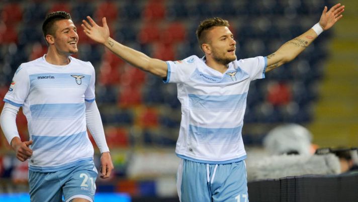 BOLOGNA, ROMA - MARCH 05: Ciro Immobile of SS Lazio celebrates a opening goal during the Serie A match between Bologna FC and SS Lazio at Stadio Renato Dall'Ara on March 5, 2017 in Bologna, Italy. (Photo by Marco Rosi/Getty Images) Immobile, l’agente fa sognare i fantallenatori: “Vuole battere ogni record di gol” - immagine 1