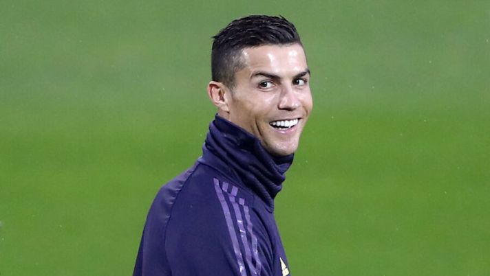 Juventus' Portuguese forward Cristiano Ronaldo smiles during a training session at the Contassina training ground in Turin on November 6, 2018 on the eve of the UEFA Champions League group H football match Juventus vs Manchester. (Photo by Isabella BONOTTO / AFP) (Photo credit should read ISABELLA BONOTTO/AFP via Getty Images) Di Marzio: “Ronaldo-Man City, la Juve vorrebbe soltanto questo giocatore da contropartita” - immagine 1