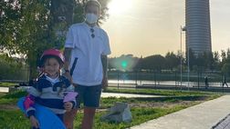 Papu Gomez tenero papà: tempo di “skateboard” con sua figlia… (VIDEO)