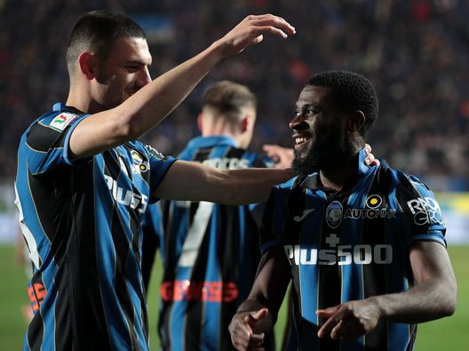 BERGAMO, ITALY - FEBRUARY 10: Jeremie Boga of Atalanta BC celebrates his goal with his team-mate Merih Demiral during the Coppa Italia match between Atalanta BC and ACF Fiorentina at Gewiss Stadium on February 10, 2022 in Bergamo, Italy. (Photo by Emilio Andreoli/Getty Images) L’Atalanta vince e segna anche Boga: attesa per il suo futuro- immagine 2