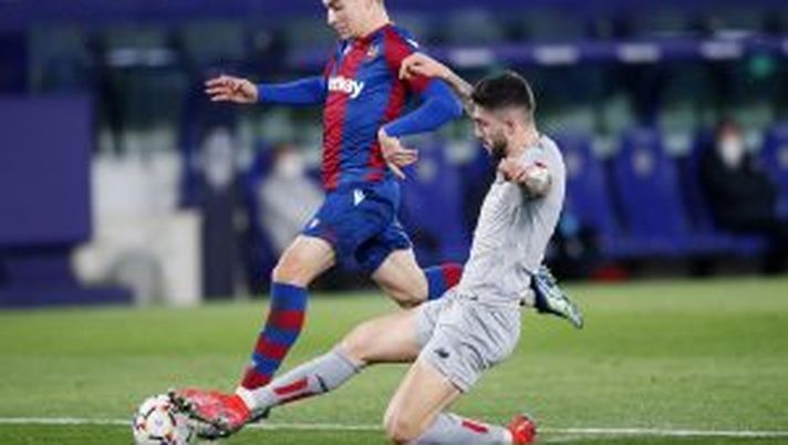 VALENCIA, SPAIN - FEBRUARY 26: Jorge De Frutos of Levante UD is fouled by Unai Nunez of Athletic Club resulting in a penalty during the La Liga Santander match between Levante UD and Athletic Club at Ciutat de Valencia Stadium on February 26, 2021 in Valencia, Spain. Sporting stadiums around Spain remain under strict restrictions due to the Coronavirus Pandemic as Government social distancing laws prohibit fans inside venues resulting in games being played behind closed doors. (Photo by Eric Alonso/Getty Images) VALENCIA, SPAIN - FEBRUARY 26: Jorge De Frutos of Levante UD is fouled by Unai Nunez of Athletic Club resulting in a penalty during the La Liga Santander match between Levante UD and Athletic Club at Ciutat de Valencia Stadium on February 26, 2021 in Valencia, Spain. Sporting stadiums around Spain remain under strict restrictions due to the Coronavirus Pandemic as Government social distancing laws prohibit fans inside venues resulting in games being played behind closed doors. (Photo by Eric Alonso/Getty Images)
