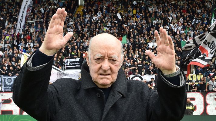 ASCOLI PICENO, ITALY - MAY 04:  Carlo Mazzone prior the Seria B match betwwen Ascoli Calcio1898 FC and US Città di Palermo at Stadio Cino e Lillo Del Duca on May 4, 2019 in Ascoli Piceno, Italy.  (Photo by Giuseppe Bellini/Getty Images) 