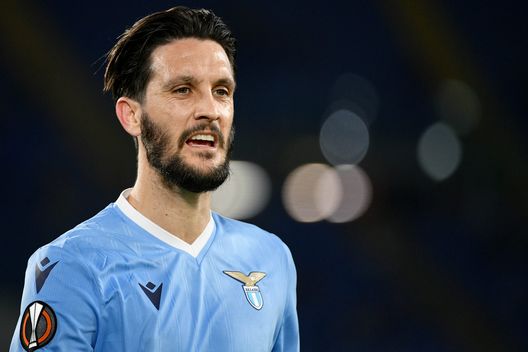 ROME, ITALY - SEPTEMBER 30: Luis Alberto of SS Lazio reacts during the UEFA Europa League group E match between SS Lazio and Lokomotiv Moskva at Olimpico Stadium on September 30, 2021 in Rome, Italy. (Photo by Marco Rosi - SS Lazio/Getty Images) ROME, ITALY - SEPTEMBER 30: Luis Alberto of SS Lazio reacts during the UEFA Europa League group E match between SS Lazio and Lokomotiv Moskva at Olimpico Stadium on September 30, 2021 in Rome, Italy. (Photo by Marco Rosi - SS Lazio/Getty Images)