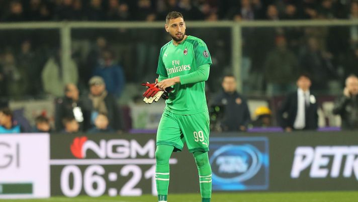 FLORENCE, ITALY - FEBRUARY 22: Gianluigi Donnarumma of AC Milan leaves the field injured during the Serie A match between ACF Fiorentina and AC Milan at Stadio Artemio Franchi on February 22, 2020 in Florence, Italy. (Photo by Gabriele Maltinti/Getty Images) FLORENCE, ITALY - FEBRUARY 22: Gianluigi Donnarumma of AC Milan leaves the field injured during the Serie A match between ACF Fiorentina and AC Milan at Stadio Artemio Franchi on February 22, 2020 in Florence, Italy. (Photo by Gabriele Maltinti/Getty Images)