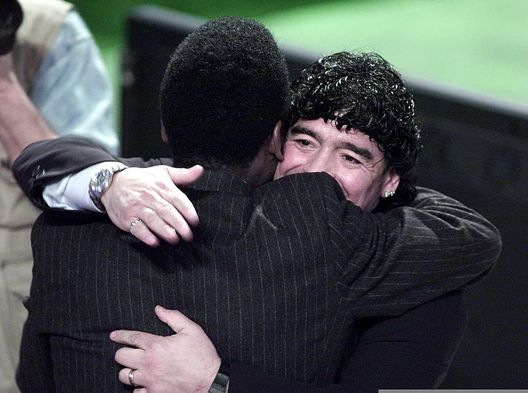 11 Dec 2000: Diego Maradonna of Argentina tries to make up with Pele of Brazil afetr their recent disagreement at the FIFA World Player Gala at the Auditorium del Foro Italico in Rome, Italy. Mandatory Credit: Clive Mason/ALLSPORT Pelé: “Mi sarebbe piaciuto giocare nel Real”- immagine 2