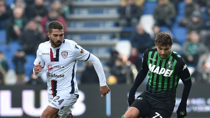 REGGIO NELL'EMILIA, ITALY - JANUARY 26: Paolo Farago' of Cagliari and Manuel Locatelli of US Sassuolo in action during the Serie A match between US Sassuolo and Cagliari at Mapei Stadium - Citta' del Tricolore on January 26, 2019 in Reggio nell'Emilia, Italy. (Photo by Giuseppe Bellini/Getty Images) REGGIO NELL'EMILIA, ITALY - JANUARY 26: Paolo Farago' of Cagliari and Manuel Locatelli of US Sassuolo in action during the Serie A match between US Sassuolo and Cagliari at Mapei Stadium - Citta' del Tricolore on January 26, 2019 in Reggio nell'Emilia, Italy. (Photo by Giuseppe Bellini/Getty Images)