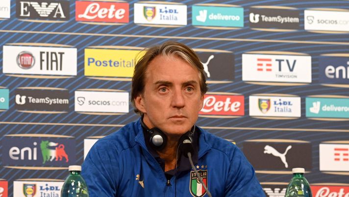 MOENCHENGLADBACH, GERMANY - JUNE 13: Head coach Italy Roberto Mancini speaks with the media during press conference at Borussia Park Stadium on June 13, 2022 in Moenchengladbach, Germany. (Photo by Claudio Villa/Getty Images) Mancini: “Politano sta bene! A Raspadori fa bene giocare la Champions. Sul Napoli…” - immagine 1
