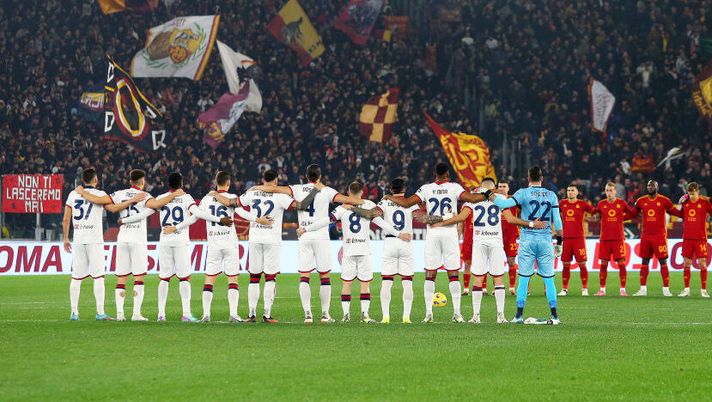 ROME, ITALY - FEBRUARY 05: Players, match officials and fans take part in a minute's silence in memory of Former Football Player and Manager, prior to the Serie A TIM match between AS Roma and Cagliari - Serie A TIM at Stadio Olimpico on February 05, 2024 in Rome, Italy. (Photo by Paolo Bruno/Getty Images) Serie A, un minuto di silenzio su tutti i campi per la tragedia di Suviana - immagine 1