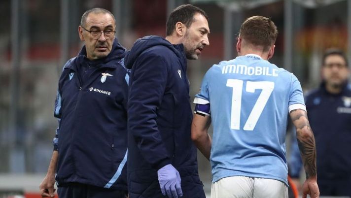 MILAN, ITALY - FEBRUARY 09: Ciro Immobile of SS Lazio walk off with an injury during the Coppa Italia match between AC Milan ac SS Lazio at Stadio Giuseppe Meazza on February 09, 2022 in Milan, Italy. (Photo by Marco Luzzani/Getty Images) Dott. Lazio: “Immobile, sensazioni non positive!”. E Sarri: “Cosa filtra! Lotito prenda un altro mister se…” - immagine 1