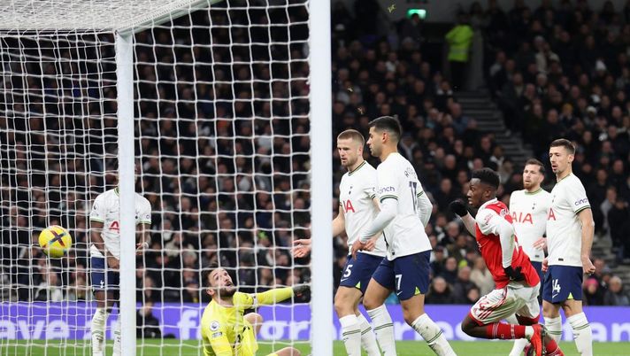 LONDON, ENGLAND - JANUARY 15: Hugo Lloris of Tottenham Hotspur scores an own goal during the Premier League match between Tottenham Hotspur and Arsenal FC at Tottenham Hotspur Stadium on January 15, 2023 in London, England. (Photo by Catherine Ivill/Getty Images) North London Derby e l'errore di Lloris