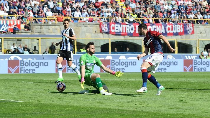 BOLOGNA, ITALY - APRIL 30:  Mattia Destro # 10 of Bologna FC scores his second personal and his team's third goal during the Serie A match between Bologna FC and Udinese Calcio at Stadio Renato Dall'Ara on April 30, 2017 in Bologna, Italy.  (Photo by Mario Carlini / Iguana Press/Getty Images) 